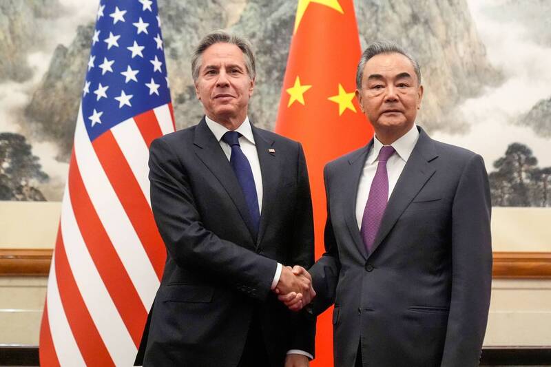 美国务卿布林肯（左）26日稍早在北京与中国外长王毅（右）进行会谈，接着布林肯还将与习近平会面。（路透）(photo:LTN)