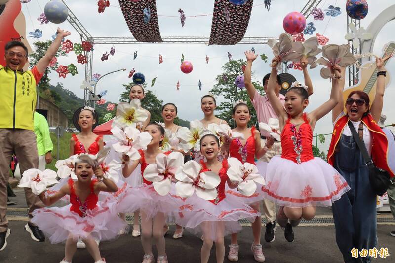 新北市客家桐花祭系列活動第一場「土城桐花祭」27日在土城五路財神廟往承天禪寺路段展開。（記者翁聿煌攝）