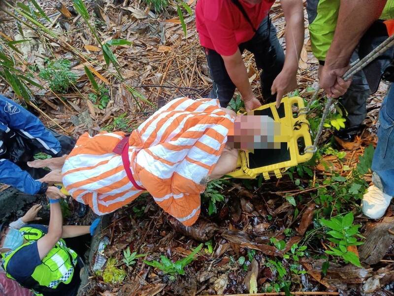 81歲林姓老翁走失5天平安尋獲，搜救人員將他送醫救治。（警方提供）