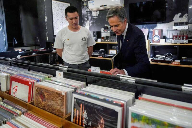 美国国务卿布林肯26日临时到北京一家唱片行买黑胶唱片。（法新社）(photo:LTN)
