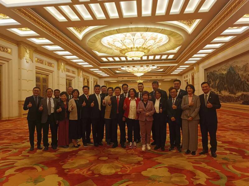 國民黨團總召傅崐萁一行人在北京人民大會堂西大廳合影。(傅崐萁辦公室提供) 國民黨團總召傅崐萁一行人在北京人民大會堂西大廳合影。(傅崐萁辦公室提供)