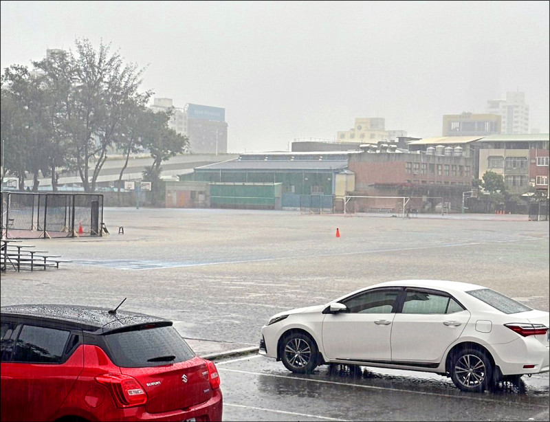 昨天大雨襲中南部，雨量累計前十名測站都在高雄市。圖為雄中操場排水功能不佳，今年已編預算改善，但尚未施工，因強降雨讓「雄中湖」再現。（雄中提供）