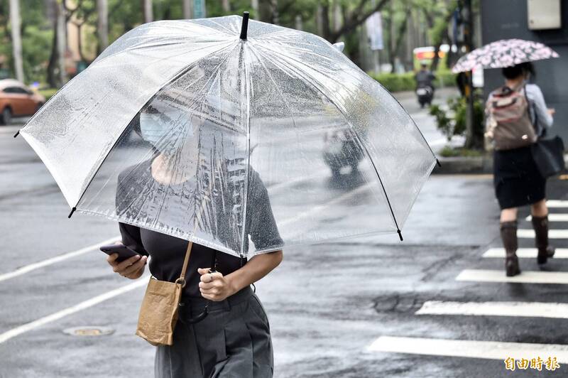 週日各地有短暫陣雨或雷雨。（資料照）