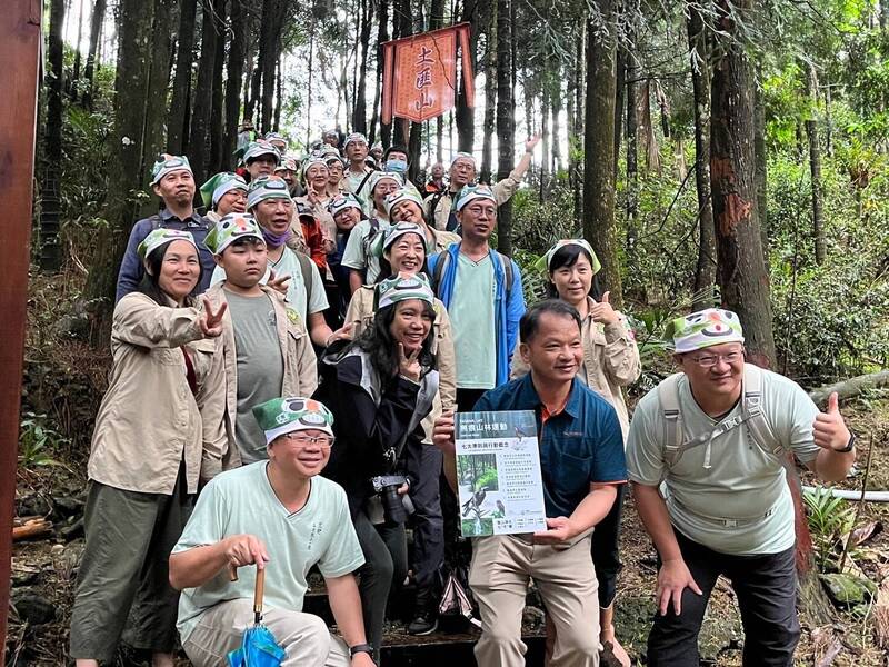 山林熱愛者一同健走體驗土匪山步道新風貌。（農業部林業及自然保育署嘉義分署提供）