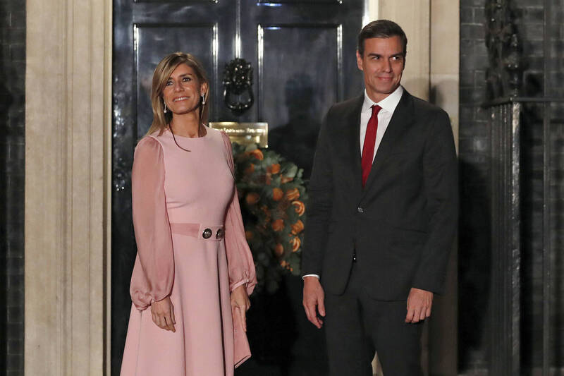 西班牙首相桑切斯控诉与妻子高梅兹遭政治对手抹黑、骚扰。（美联社）(photo:LTN)