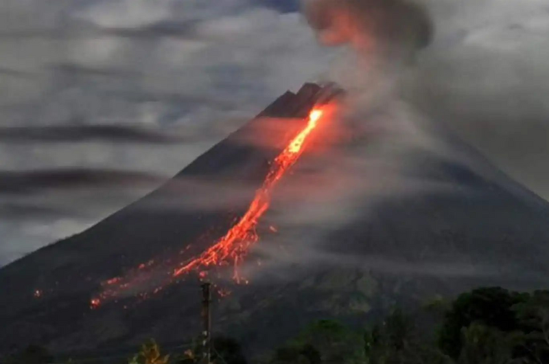 位在印尼东部的伊布火山（Mount Ibu），于当地时间28日凌晨0点37分喷发。（图撷取自@IlkhaAgency 社群平台「X」）(photo:LTN)