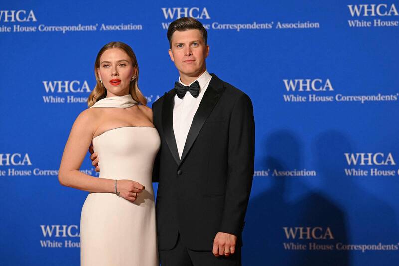 好莱坞巨星史嘉蕾（左）也盛装出席白宫记者晚宴，其夫婿为知名喜剧演员约斯特（Colin Jost），负责主持晚宴。（美联社）(photo:LTN)
