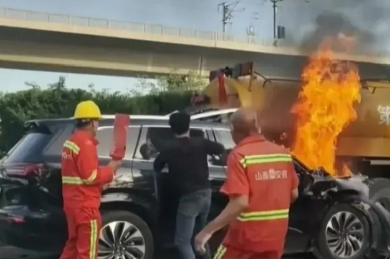 中国华为和赛力斯联手推出的新能源车问界M7，在山西路段追撞前车并起火酿成3死。（图撷自微博）(photo:LTN)