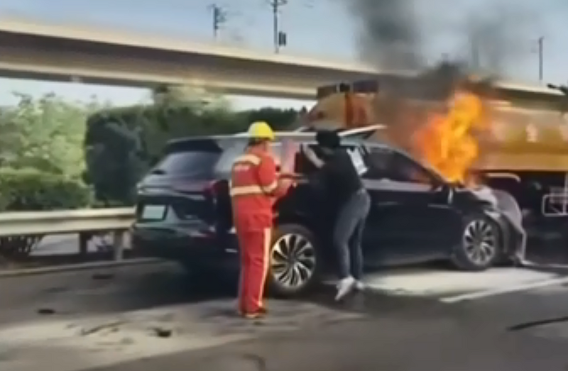 [新聞] 無法逃生!中國問界M7電動車撞擊起火釀3死