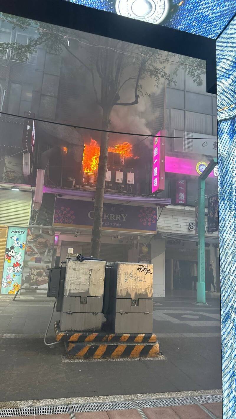 西門町燒肉店起火竄出火舌。（記者王冠仁翻攝）