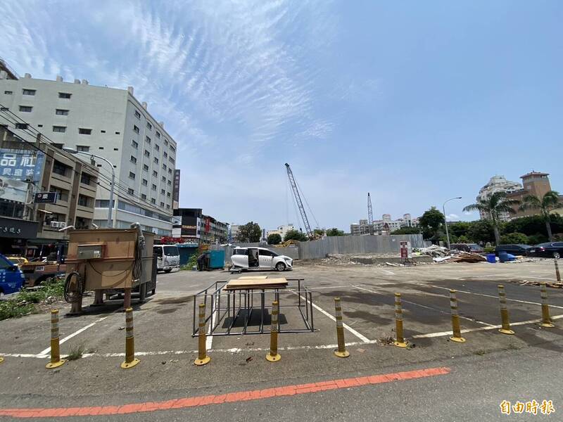 座落在彰化市中正路二段與二段675巷商業土地，在前富山日本料理承租人完成拆屋還地後，老餐廳建物已消失，在地人感到不捨。（記者張聰秋攝）