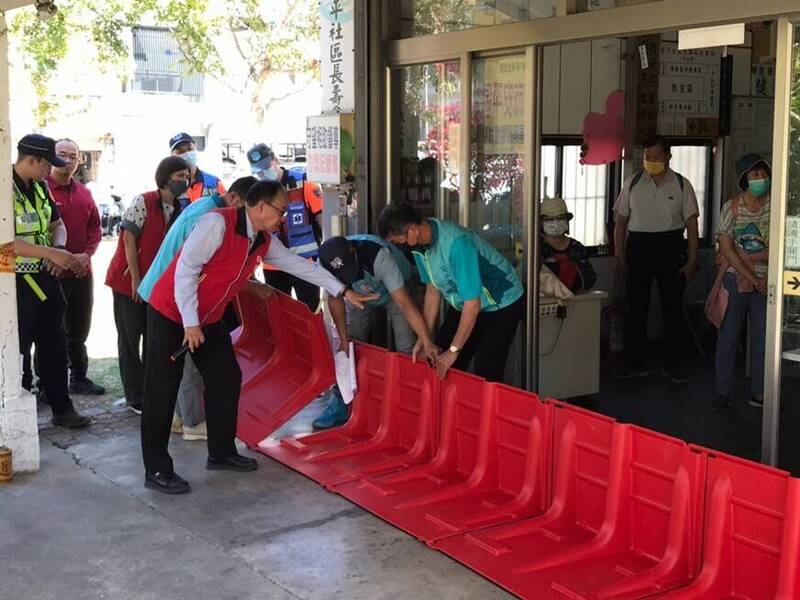 台南市府水利局與各區公所將提供防水擋板給易淹水區民眾使用。（圖：市府災防辦公室提供）