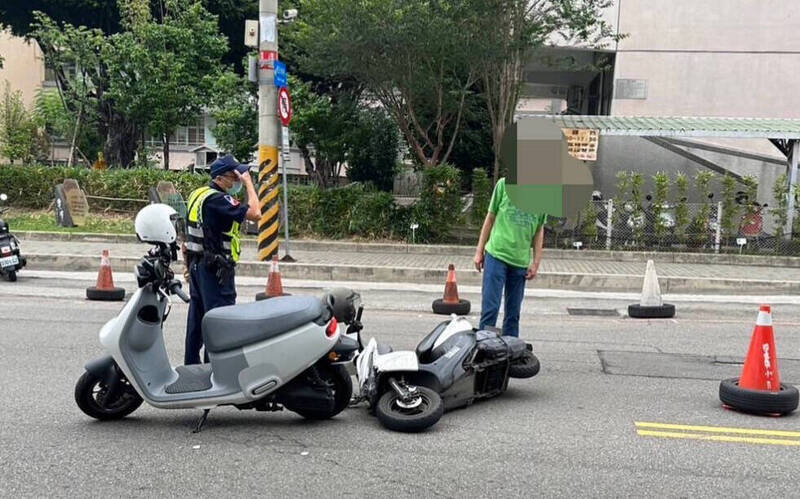 台中市兩名媽媽騎車趕接小孩，在校門口撞個正著。（警方提供）