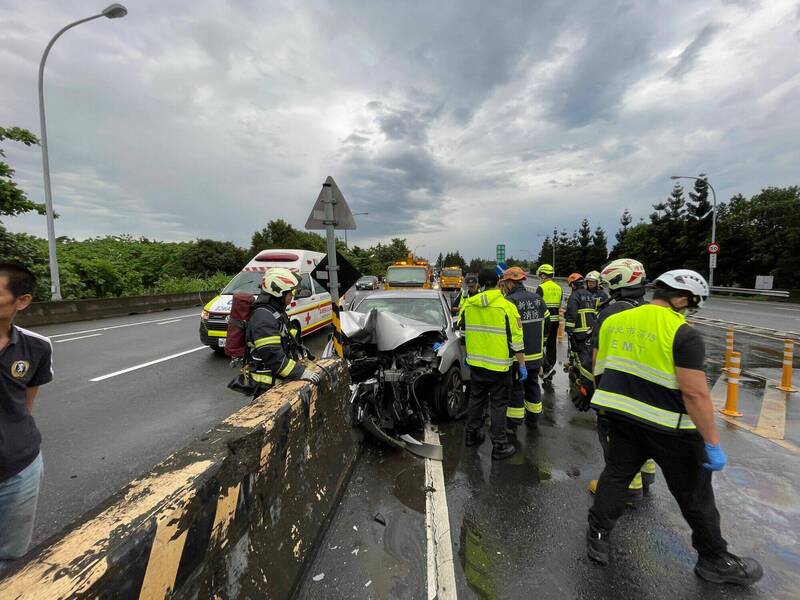 安坑交流道有轎車自撞匝道分隔島造成2傷送醫救治。（記者徐聖倫翻攝）