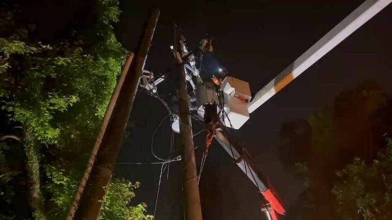 台電金門區處人員針對烈嶼鄉還有4戶未復電，正漏夜搶修中。（台電金門區處提供）