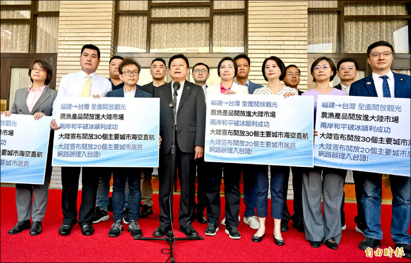 立法院國民黨團總召傅崐萁等國民黨立委出訪中國返台,傅昨於立法院召開記者會,強調此行「國民黨團承擔大任、不憂讒畏譏」。(記者羅沛德攝) 立法院國民黨團總召傅崐萁等國民黨立委出訪中國返台,傅昨於立法院召開記者會,強調此行「國民黨團承擔大任、不憂讒畏譏」。(記者羅沛德攝)