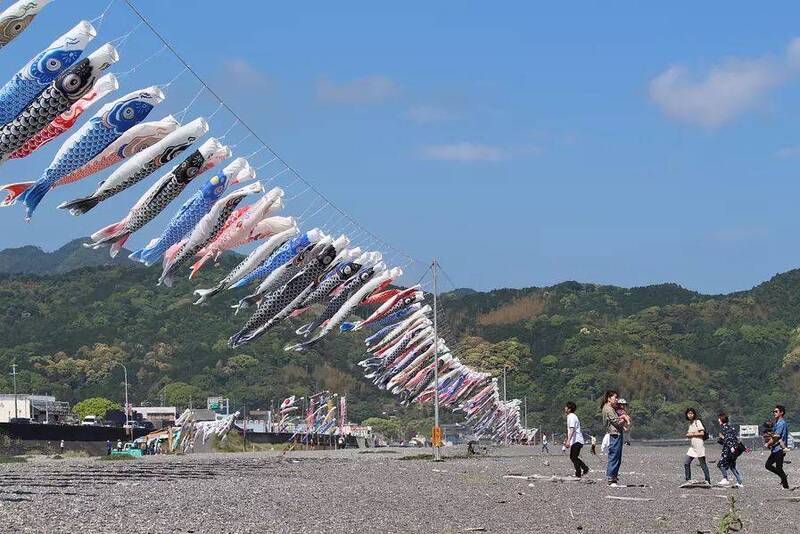 日本三重縣熊野市的七里御濱海岸，28日一口氣懸掛了約250面鯉魚旗，延綿近1公里。（圖片擷自三重縣官網）