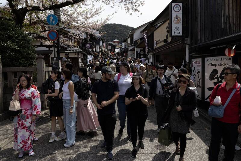 由於大阪與京都的外國遊客眾多，日本民眾在黃金週國內旅遊時前往兩地的意願降低。圖為京都三年坂的眾多遊客。（彭博）