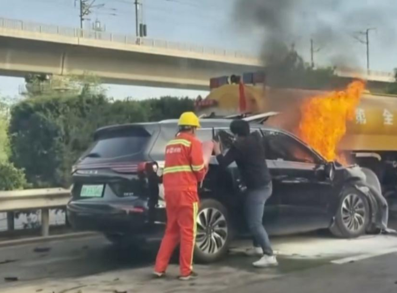 中國車商賽力斯和華為聯手打造電動車品牌「問界」，發生追撞起火並導致車內3人燒死的慘劇，原本要追討真相的家屬一夕之間改口並刪光所有影片。（圖擷自微博）