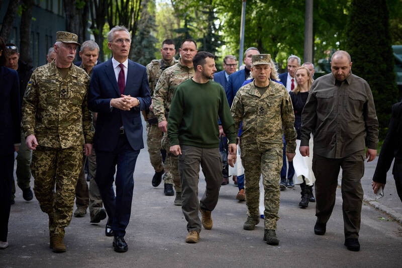 北约秘书长史托腾柏格（前排左2）29日突访乌克兰，与总统泽伦斯基（前排中）会面。（路透）(photo:LTN)