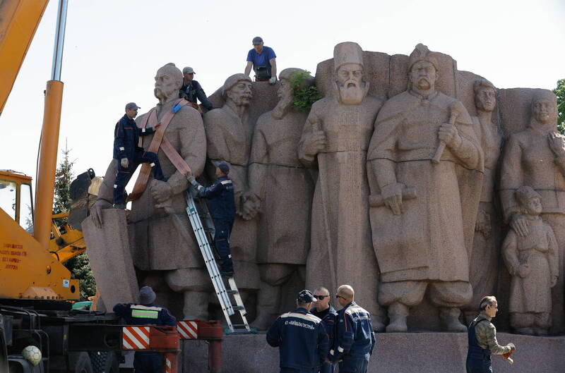 厲行去俄化 基輔拆除「烏俄友誼」紀念碑