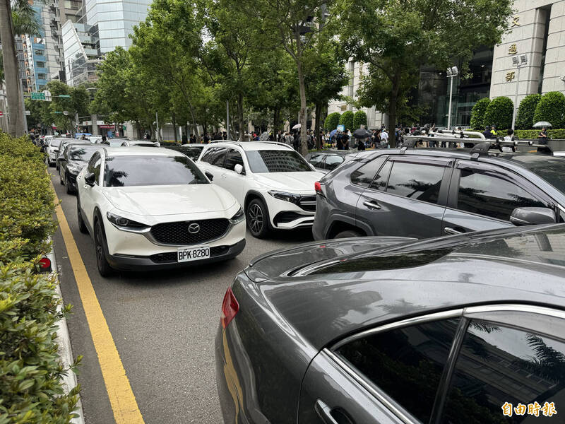 機車路權團體號召民眾開車聚集交通部，表達三項訴求。（記者蔡昀容攝）