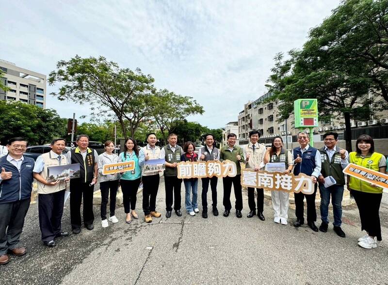 台南市府在善化、新營增建立體停車場，立委林俊憲邀集相關部會勘查，爭取中央補助到位，儘速推動。（林俊憲服務處提供）