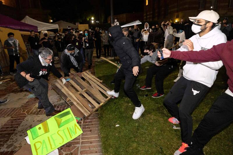 加州大学洛杉矶分校（UCLA）挺巴勒斯坦示威爆发激烈冲突，反对方与挺巴方大打出手。（法新社）(photo:LTN)