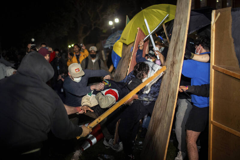 加州大学洛杉矶分校（UCLA）挺巴示威爆发激烈冲突。（美联社）(photo:LTN)