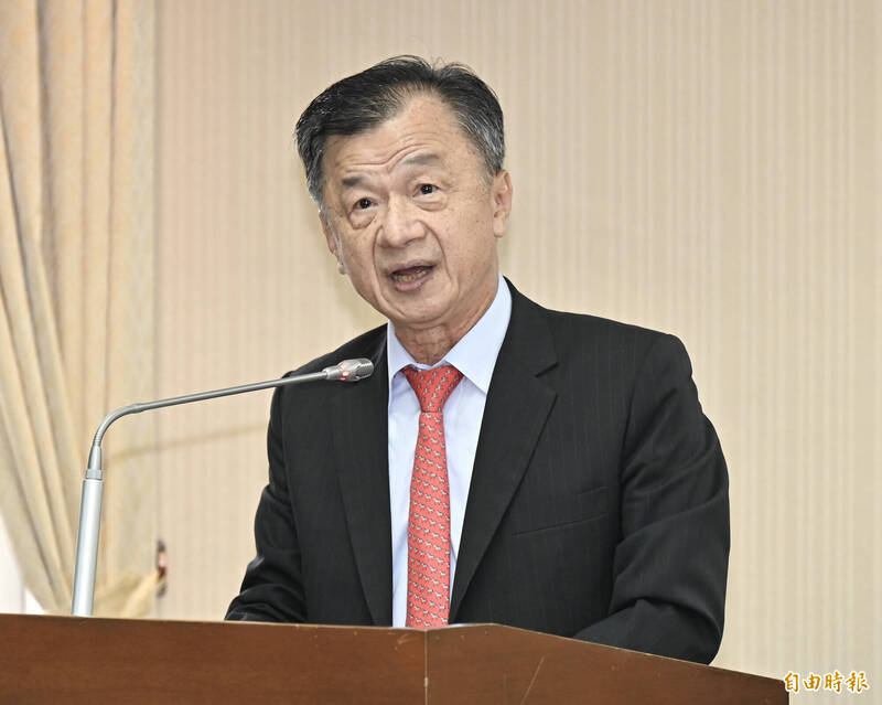 陸委會主委邱太三今日表示,正值交接之際,新內閣人選已經公布,他不適合對政策進行決定。(記者塗建榮攝) 陸委會主委邱太三今日表示,正值交接之際,新內閣人選已經公布,他不適合對政策進行決定。(記者塗建榮攝)