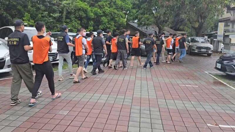 清水警方將八名嫌犯移送偵辦。(民眾提供) 清水警方將八名嫌犯移送偵辦。(民眾提供)