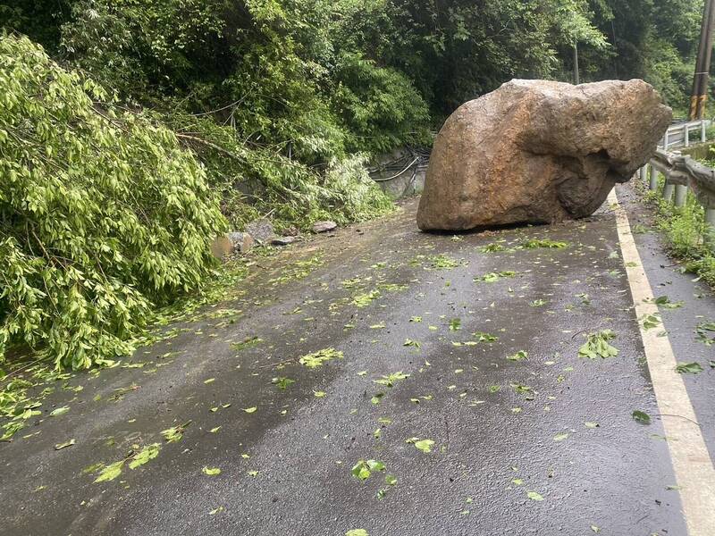 力行產業道路巨大落石擋道。（民眾提供）