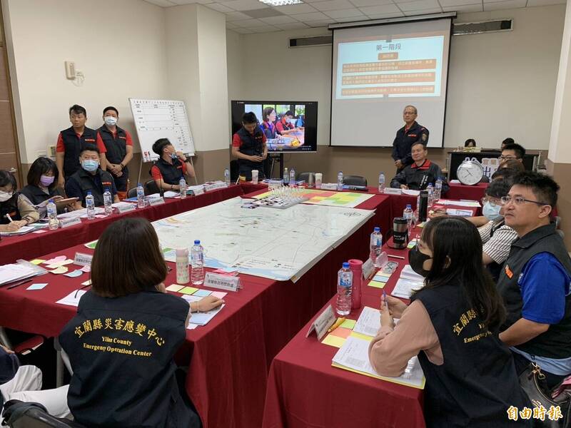 因應近來地震頻傳，宜蘭縣政府及宜蘭市公所今天舉辦東區首場「無腳本地震模擬演習」，藉此提升緊急應變災害能力。（記者王峻祺攝）