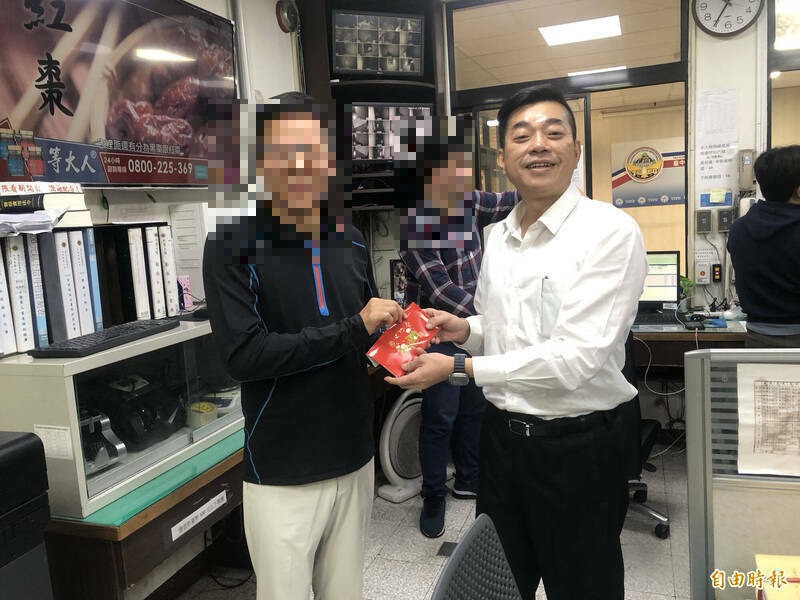 今年1月由中市警局刑警大隊長調任刑事局警政監的林明佐(右),疑因洩密給賭博集團,今被廉政署人員搜索傳喚。(資料照、記者許國楨攝) 今年1月由中市警局刑警大隊長調任刑事局警政監的林明佐(右),疑因洩密給賭博集團,今被廉政署人員搜索傳喚。(資料照、記者許國楨攝)