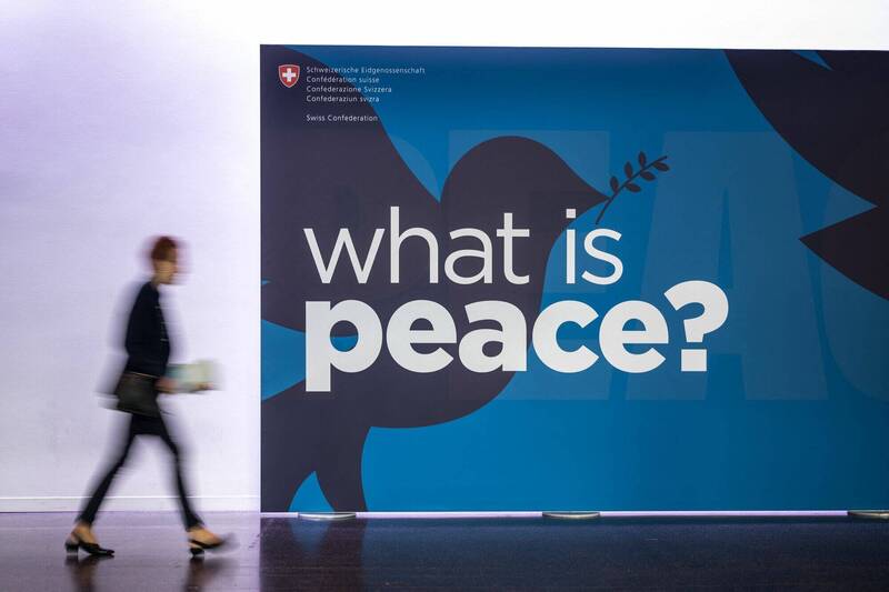 瑞士将于6月中旬举办首场促进俄乌和平的国际峰会。图为上月在瑞士巴塞尔的1场和平论坛上的巨型看板。（法新社）(photo:LTN)