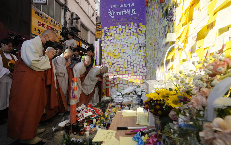 南韩国会今下午举行全体会议表决后通过《梨泰院惨剧特别法》授权重新进行调查。佛教僧侣2023年10月29日于梨泰院为遇难者祈祷。（美联社）(photo:LTN)