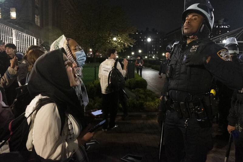 纽约警方获得哥伦比亚大学授权后进入校园进行强行攻坚，2小时内清空校园逮捕109名示威者。（美联社）(photo:LTN)