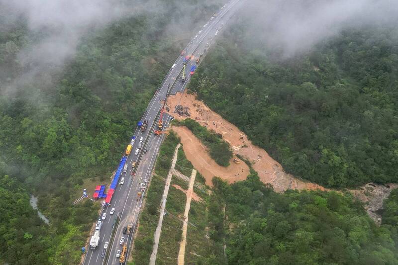 中國廣東省梅龍高速公路（梅大高速公路）1日凌晨突然坍塌，多達23輛汽車掉落，罹難人數已攀升到36死。（法新社）