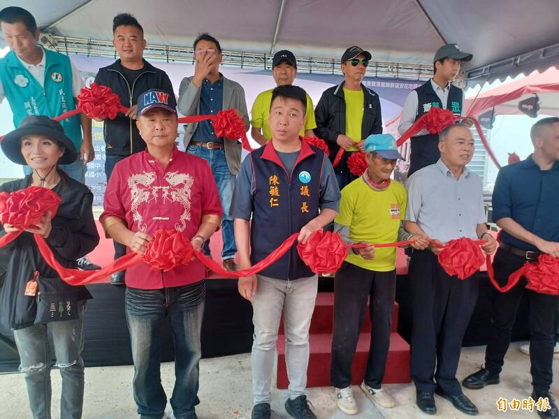 望安及將軍幸福小巴啟用儀式,議長陳毓仁領軍剪綵。(記者劉禹慶攝) 望安及將軍幸福小巴啟用儀式,議長陳毓仁領軍剪綵。(記者劉禹慶攝)