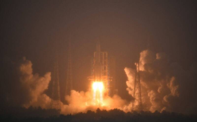 中國3日17時27分發射「嫦娥6號」。（擷取自華新社）