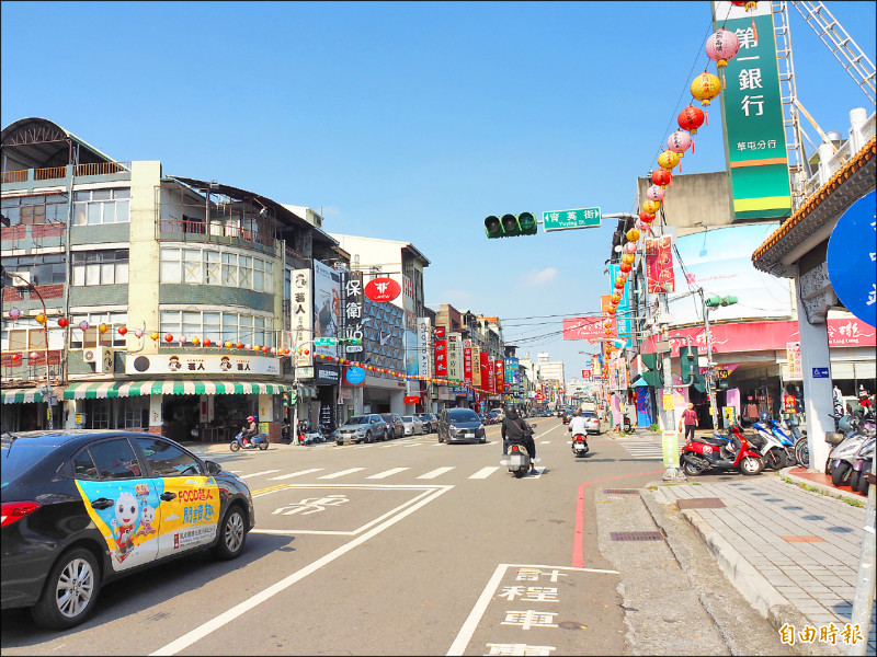 草屯鎮市區商店林立，但停車困難，草屯鎮公所預定下月24日開辦市區路邊停車收費。（記者陳鳳麗攝）