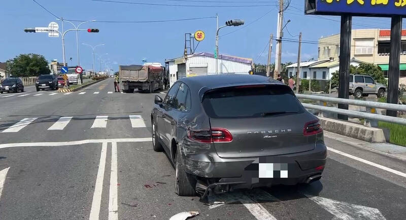 [新聞] 這下怎麼賠！ 台東砂石車煞不住 撞上BMW 