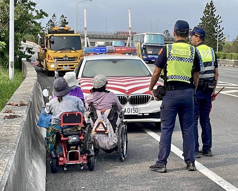 電動助步車（輪椅）闖入國道1號嘉義水上南下路段。（第四公路警察大隊提供）