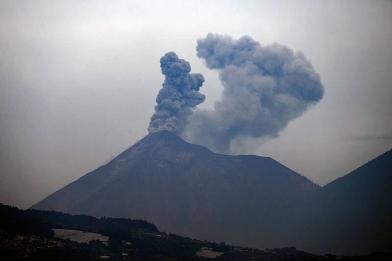瓜地马拉「火峰」火山近日遭巨雷击中，震撼瞬间画面被游客捕捉。示意图。（法新社）(photo:LTN)