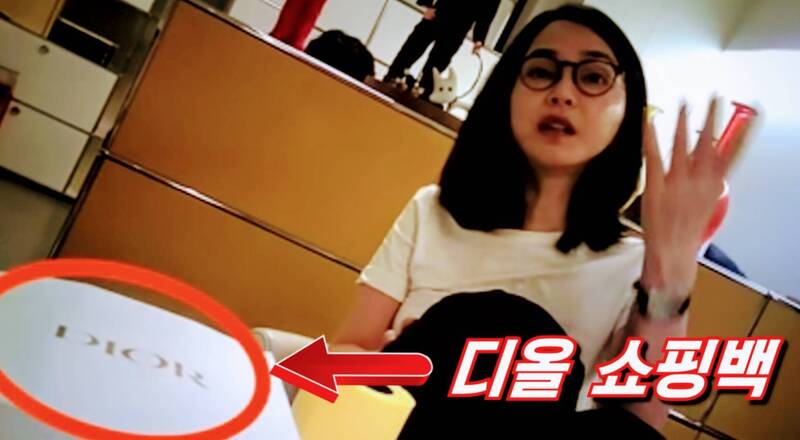 南韓第一夫人金建希收受價值300萬韓元的名牌包包,檢察總長李沅䄷已下令徹查。(圖擷自「Voice of Seoul News」YT頻道) 南韓第一夫人金建希收受價值300萬韓元的名牌包包,檢察總長李沅䄷已下令徹查。(圖擷自「Voice of Seoul News」YT頻道)