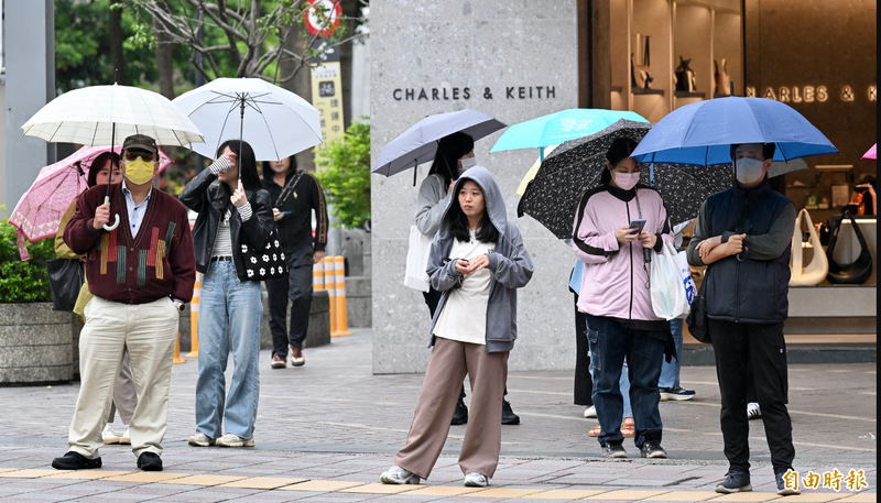 中央氣象署預報，週日（5日）鋒面接近，台灣西半部、東部、東南部地區及澎湖、金門、馬祖有局部短暫陣雨或雷雨，其他地區為多雲，午後有局部短暫雷陣雨。（資料照）