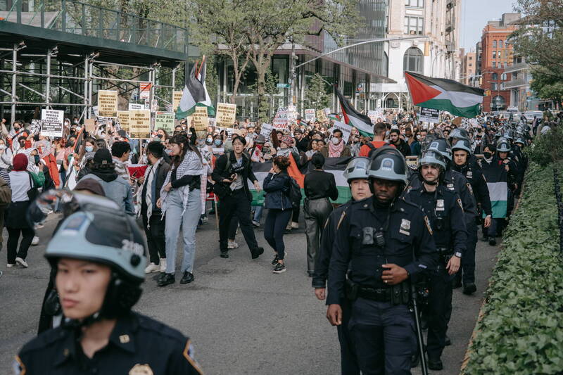 全美校园挺巴示威延烧，美国广播公司（ABC）最新民调显示，近4成美国民众认为政府「过度」援助以色列。图为挺巴示威者3日于纽约大学（NYU）游行。（欧新社）(photo:LTN)