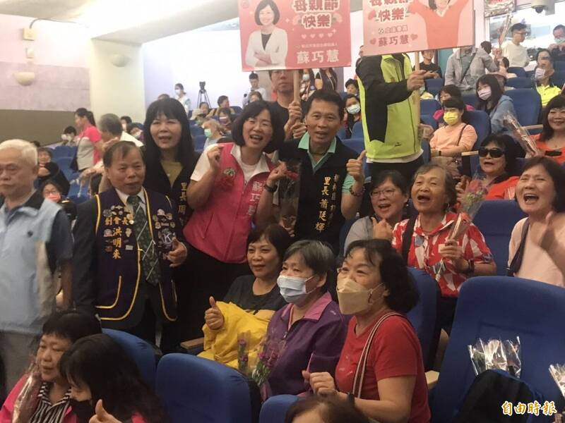 蘇巧慧與媽媽們合影。(記者陳奕劭攝) 蘇巧慧與媽媽們合影。(記者陳奕劭攝)