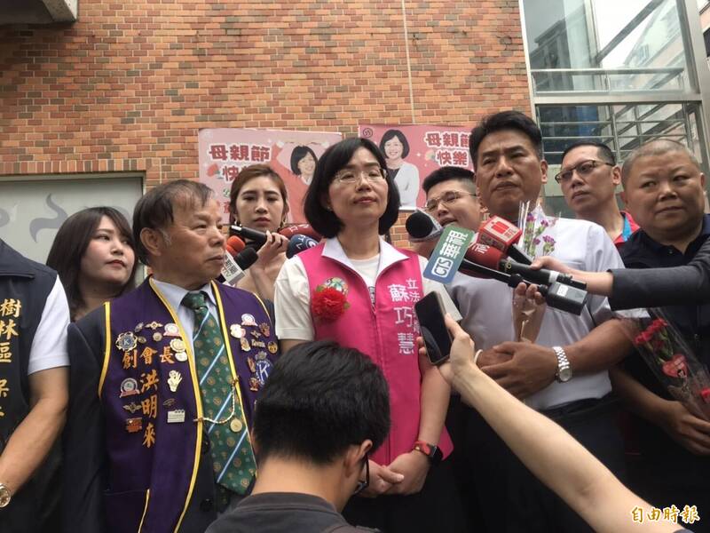 民進黨立法委員蘇巧慧(中)今天(5日)受訪表示,立法院民眾黨團總召黃國昌將立委赴中納管修法草案退回程序委員會,作法令人非常錯愕。(記者陳奕劭攝) 民進黨立法委員蘇巧慧(中)今天(5日)受訪表示,立法院民眾黨團總召黃國昌將立委赴中納管修法草案退回程序委員會,作法令人非常錯愕。(記者陳奕劭攝)