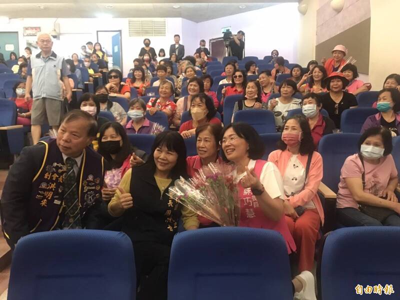 蘇巧慧今天(5日)到新北市樹林文林國小參加母親節音樂會,與媽媽們合影。(記者陳奕劭攝) 蘇巧慧今天(5日)到新北市樹林文林國小參加母親節音樂會,與媽媽們合影。(記者陳奕劭攝)
